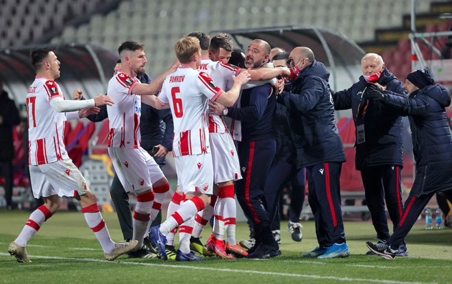 Đội chủ nhà thể hiện tinh thần chiến đấu khi chỉ với 10 thành viên để san bằng tỉ số gần cuối trận Crvena Zvezda vs AC Milan
