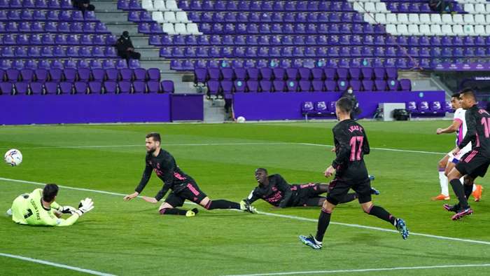 Mariano Diaz ghi bàn phú thứ 22 bị dính lỗi việt vị trong trận Real Madrid vs Valladolid