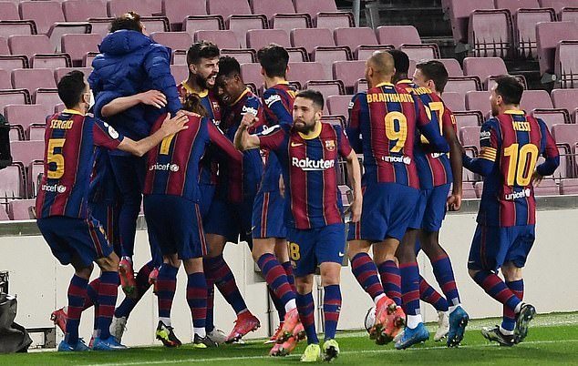 Niềm vui của các cầu thủ Barca sau khi giành vé chung kết