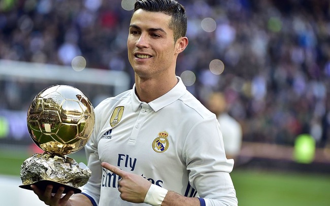Cristiano Ronaldo nhận quả bóng vàng
