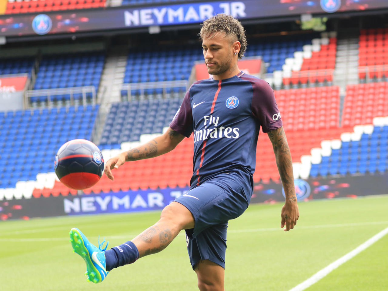 Khám phá kỹ thuật đi bóng nổi tiếng của Neymar